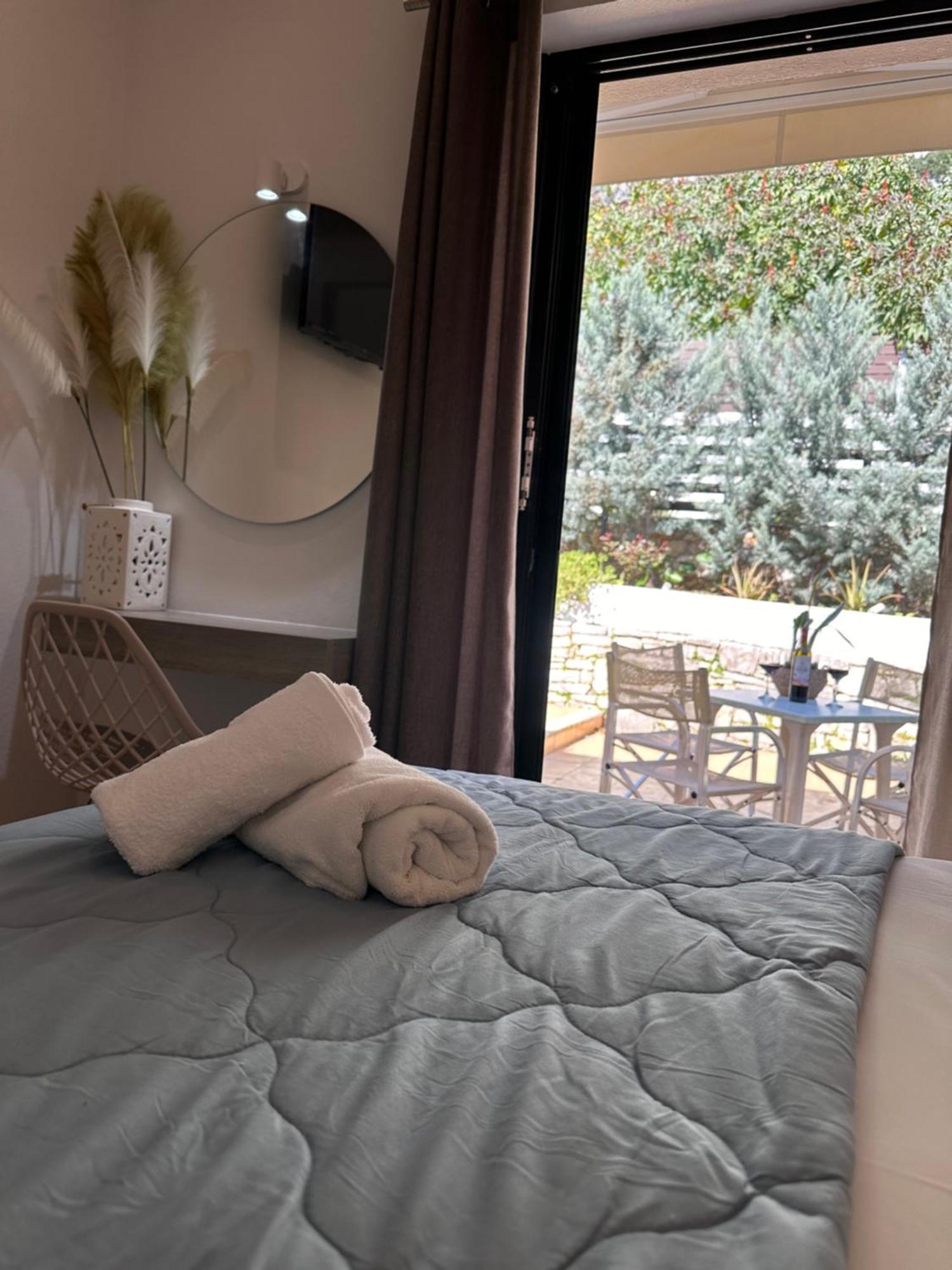 Vladimiros Apartments Barbati Exteriör bild