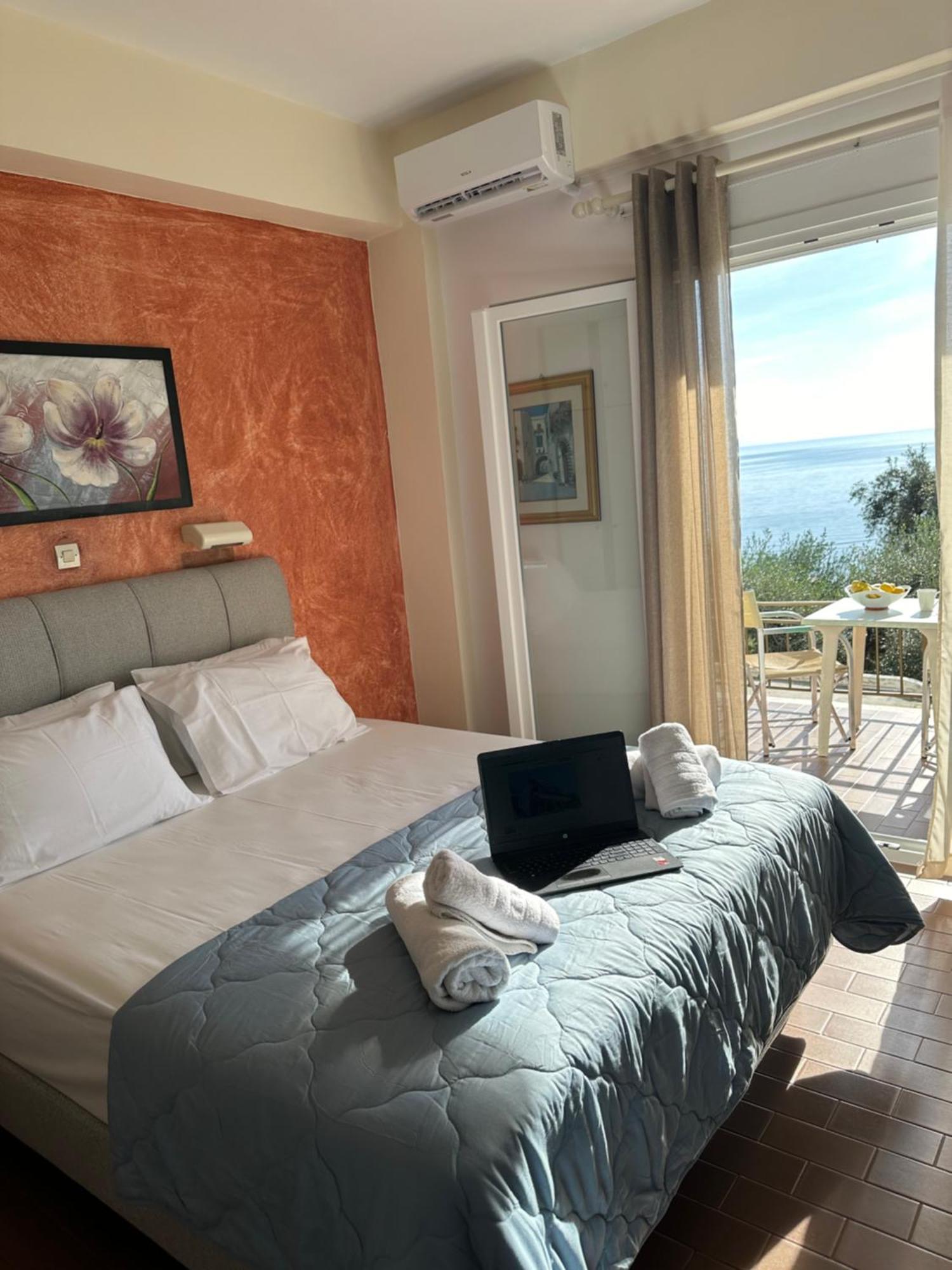 Vladimiros Apartments Barbati Exteriör bild